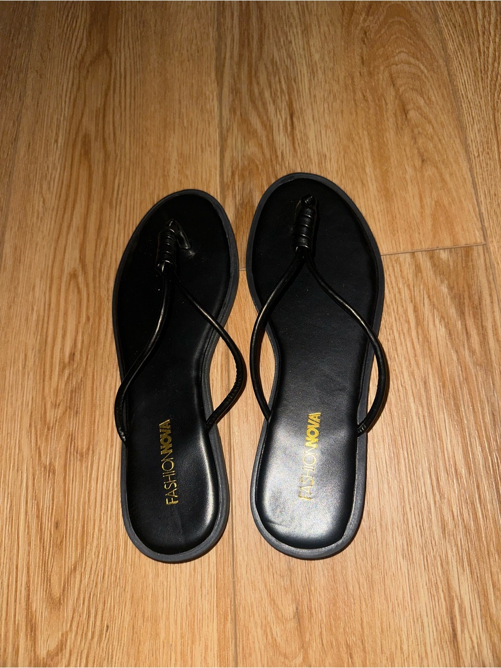 Fashion Nova Black Minimalist Strappy Toe-Loop Sandals
